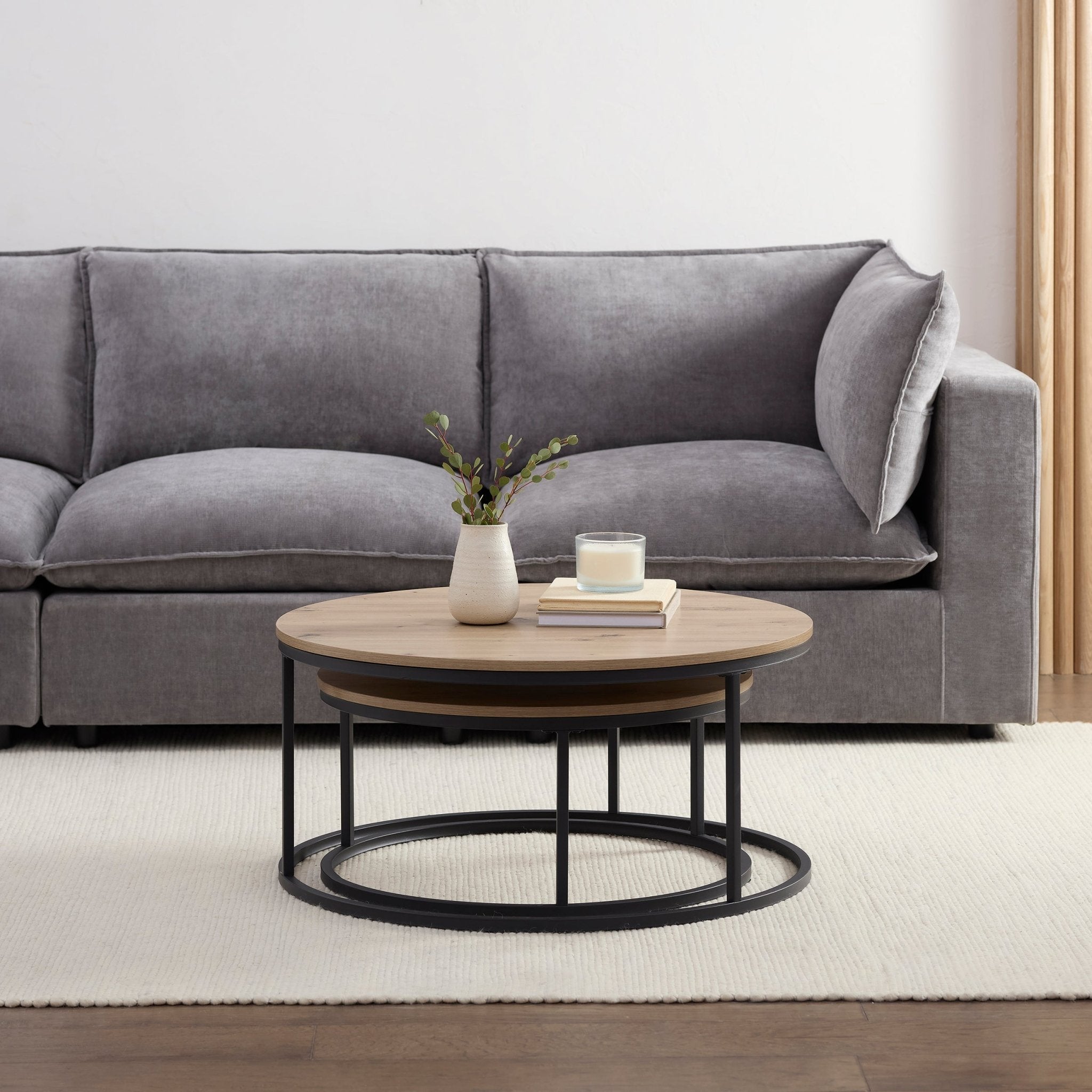 Table basse moderne effet bois naturel avec pieds en métal noir pour salon