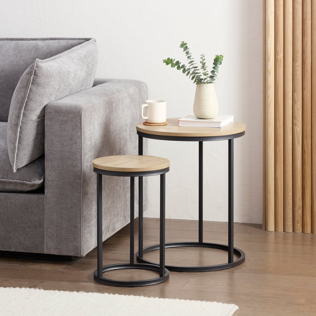 Table d'appoint moderne effet bois naturel avec pieds en métal noir pour salon