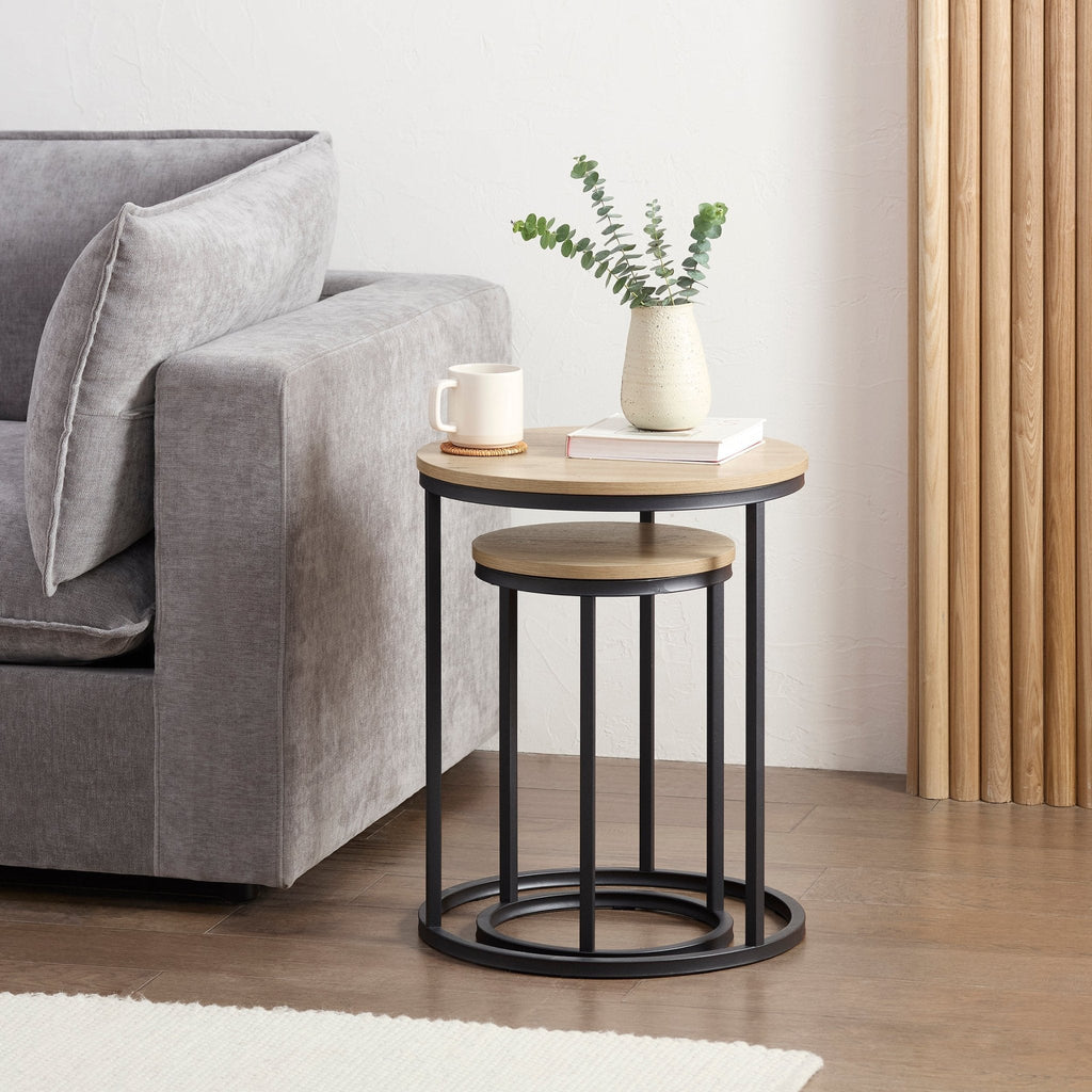 Table d'appoint moderne effet bois naturel avec pieds en métal noir pour salon