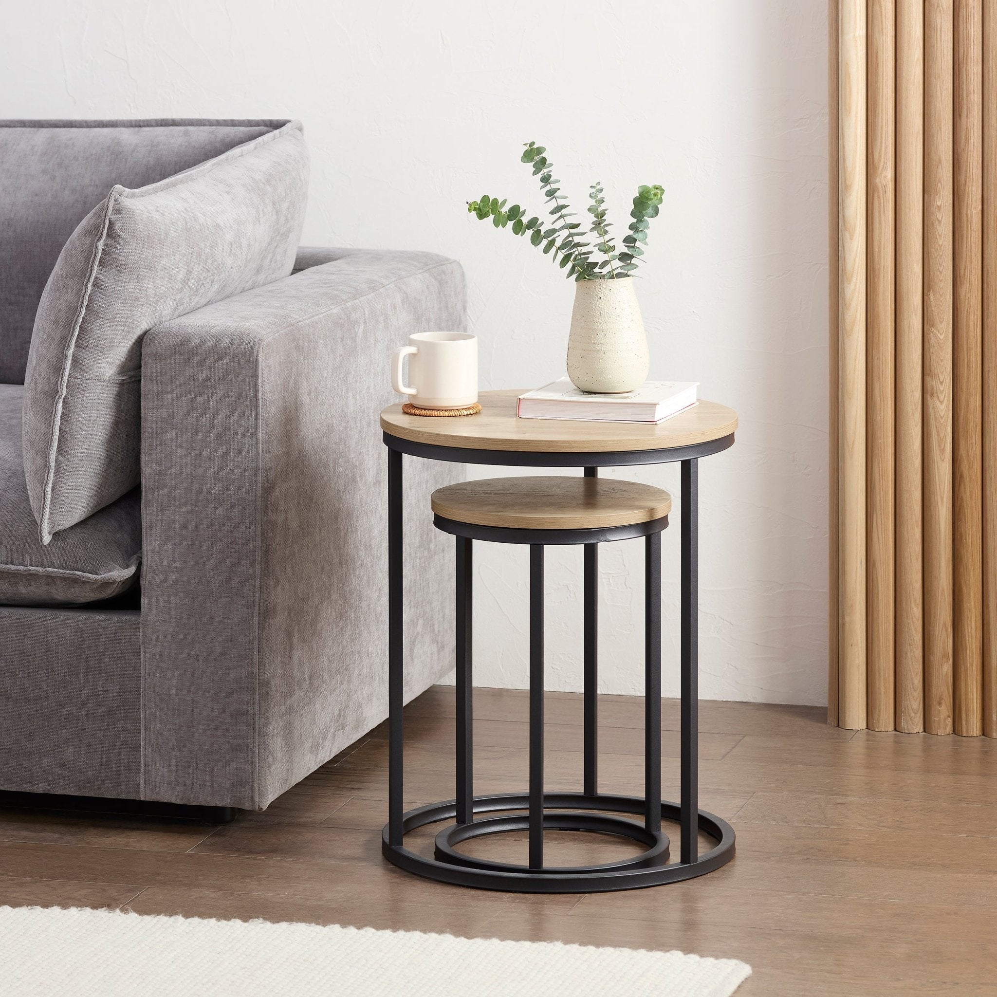 Table d'appoint moderne effet bois naturel avec pieds en métal noir pour salon